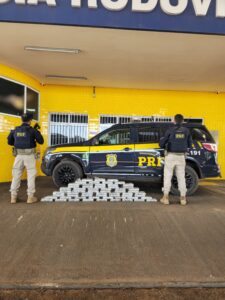 PRF apreende cerca de 60 quilos de skank escondidos em carga de madeira e prende suspeito após tentativa de fuga