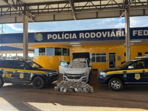 PRF apreende 170 tabletes de Skunk escondidos em caminhonete e prende dois suspeitos por tráfico de drogas